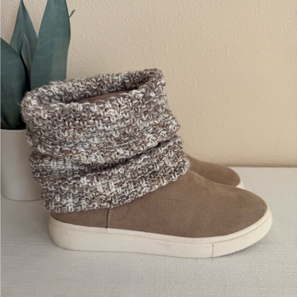 New Olive & Edie Skylar Tan Knit Cuff Ankle Boots